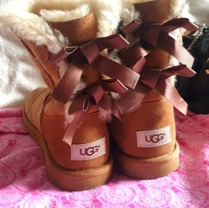 Uggs baily now 2 size 4 girls boots